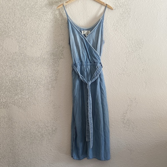 cloth & stone Dresses & Skirts - Cloth & Stone Anthropologie Light denim Blue Dress w/tie waist Size Small